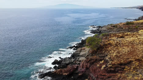 Drone-panning-down-the-coastline-of-the-West-Mountains-in-Maui,-Hawaii