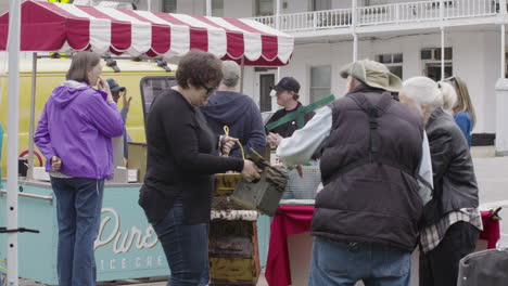 Gente-Divirtiéndose-Durante-El-Festival-Dogwood,-Siloam-Springs,-Arkansas