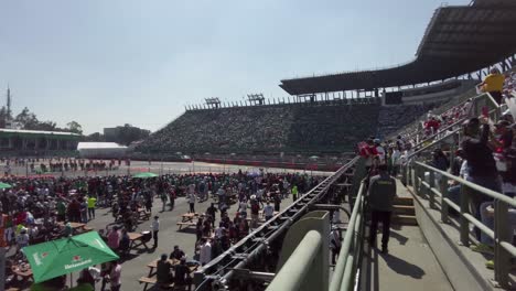 Mexikanische-Fans-Unterstützen-Ihr-Idol-Sergio-Checo-Perez,-Tragen-Grün-rot-weiße-T-Shirts-Und-Jubeln-Beim-F1-GP-Grand-Prix-Auf-Der-Rennstrecke-Von-Mexiko-Stadt