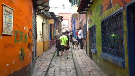 Straßen-Von-La-Candelaria,-Dem-Historischen-Stadtzentrum-In-Bogota,-Kolumbien