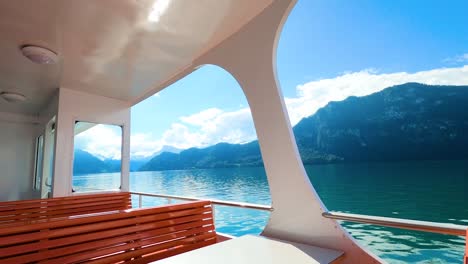 Blickwinkel-Eines-Yachtbootes,-Das-An-Einem-Schönen-Sonnigen-Tag-Im-Malerischen-See-Mit-Den-Bergen-Als-Hintergrund-Segelt