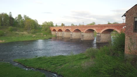 Lange-Alte-Backsteinbrücke,-Kuldiga,-Lettland-über-Den-Fluss-Venta