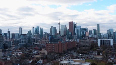 Toronto-Stadtbild-Zeitraffer-4k-An-Einem-Sonnigen-Und-Bewölkten-Tag-Mit-Autos-An-Der-Kreuzung-Und-CN-Tower-Mit-Anderen-Wolkenkratzern-Cbd