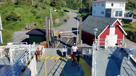 Kleine-Fähre,-Die-Autos-Belädt-Und-Den-Hafen-Auf-Der-Beliebten-Insel-Leroy-Südlich-Von-Bergen-Verlässt-–-Statische-Aufnahme-Norwegen