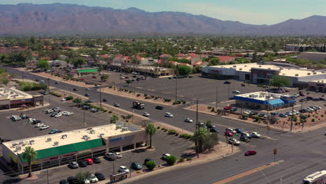 Vista-Aérea-Del-Centro-Comercial-Broadway-Plaza-En-El-Bulevar-East-Broadway-En-El-Este-De-Tucson,-Arizona-Montañas-Santa-Catalina-En-Un-Fondo-Distante