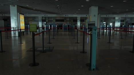 Vista-Estática-De-Los-Mostradores-De-Facturación-De-Equipaje-De-Una-Aerolínea-En-El-Aeropuerto-De-Madeira-En-Portugal-Completamente-Vacío-Debido-A-Las-Restricciones-Impuestas-Después-De-Un-Aumento-De-Pacientes-Covid-En-El-País