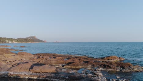 Wunderschöne-Filmische-Aufnahme-Eines-Leeren-Strandes-An-Der-Küste-Frankreichs,-Côte-D&#39;Azur