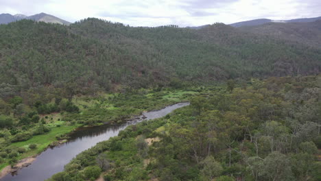 Aerial-view-of-lush-green-river-valley-in-remote-area-of-Victoria,-AUS