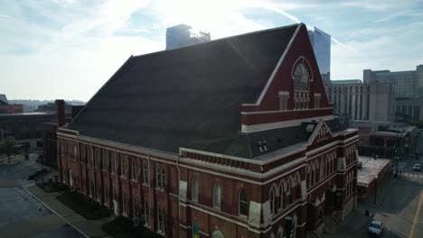 Wunderschöne-Antenne-Mit-Sonneneruption-Zum-Ryman-Auditorium-In-Nashville,-Tennessee