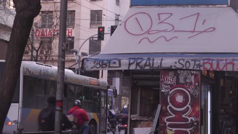 Bus-Y-Graffiti-En-El-Centro-De-Atenas,-Grecia