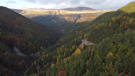 Luftaufnahmen-über-Dem-Bergwald-Der-Pyrenäen-Im-Herbst-In-Nordspanien-Bei-Wunderschönem-Sonnenuntergang
