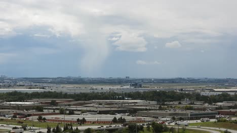 Tolle-Zeitrafferansicht-Des-Internationalen-Flughafens-Toronto-Pearson-Und-Seiner-Umgebung-Mit-Sich-Bewegenden-Wolken