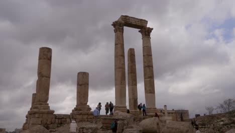 Römische-Ruinen-Eines-Antiken-Herkulestempels-Auf-Der-Zitadelle-Auf-Einem-Hügel-In-Amman,-Jordanien