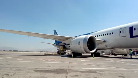 Trabajando-y-preparando-un-vuelo-con-avión-Boeing-787-en-Aeropuerto-Arturo-Merino-Benitez-SCL,-Santiago-Chile