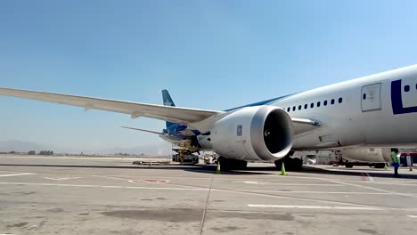 Trabajando-Y-Preparando-Un-Vuelo-Con-Avión-Boeing-787-En-Aeropuerto-Arturo-Merino-Benitez-Scl,-Santiago-Chile