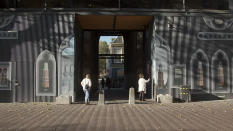 Gente-Caminando-A-Través-Del-Túnel-Debajo-De-La-Torre-Dom-En-Proceso-De-Renovación-En-La-Ciudad-De-Utrecht,-Países-Bajos