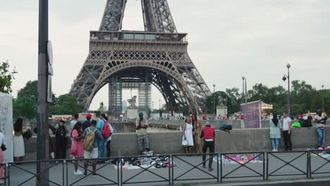 Escena-De-Personas-En-El-Puente-De-Jena-Con-El-Telón-De-Fondo-De-La-Torre-Eiffel-En-París,-Francia