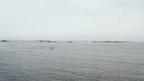 Barco-Navegando-Por-El-Mar-De-Noruega-En-Un-Día-De-Invierno-Brumoso-En-Noruega