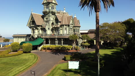 Carson-Mansion-in-Eureka-California,-drone-ascending