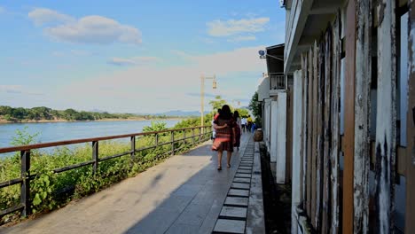 Time-lapse-of-people-going-up-and-down-the-Walking-Street-next-to-the-Mekong-River,-Chiang-Khan,-Loei-in-Thailand