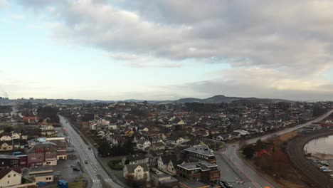 Lura-Und-Straße-Stavangerveien-In-Der-Nähe-Der-E39-In-Sandnes,-Norwegen-–-Aufsteigende-Antenne-Von-Der-Tankstelle-Und-Ladestation-In-Lurevika-Mit-Blick-In-Richtung-Forus-–-Norwegen