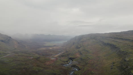 Überflug-über-Dem-Island-Tal,-Bergsteppen-Durch-Dichten-Nebel,-Schneegestöber