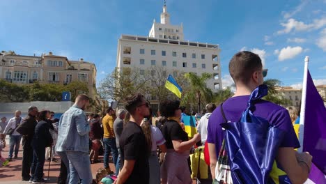 Menschen-Versammelten-Sich-Auf-Einem-öffentlichen-Platz,-Um-Gegen-Den-Krieg-In-Der-Ukraine-Zu-Protestieren