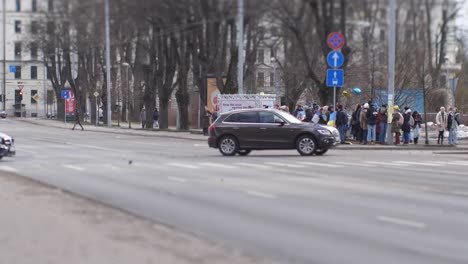 Menschen-Protestieren-Gegen-Den-Russischen-Angriff-Auf-Die-Ukraine-In-Der-Nähe-Der-Russischen-Botschaft-In-Lettland