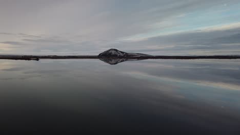 Lago-Myvatn-En-Islandia-Con-Reflejo-Del-Amanecer