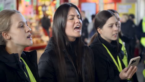 Oren-Por-Ucrania---Miembros-De-La-Iglesia-Ucraniana-De-Seattle,-Wa,-Apoyan-A-Los-Refugiados-En-La-Estación-Oeste-De-Varsovia-Cantando-Canciones-Religiosas