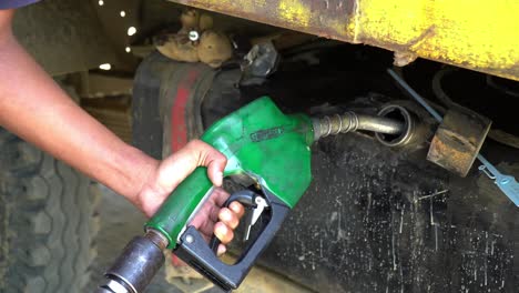 Trabajador-Repostando-Combustible-Diesel-En-El-Tanque-Del-Camión