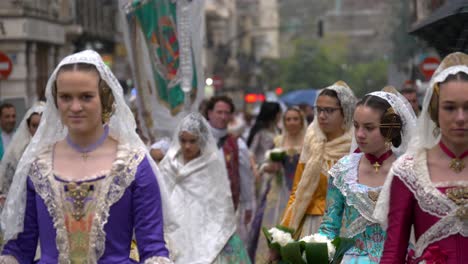 Las-Mujeres-Españolas-Caminan-Hacia-La-Cámara-Vistiendo-Vestidos-Tradicionales-Mientras-Participan-En-El-Festival-De-Fallas-En-Valencia
