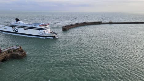 Ferry-P-Y-O-Pasando-Por-El-Puerto-De-Entrada-Del-Puerto-De-Dover,-Kent,-Inglaterra,-Imágenes-Aéreas-De-4k