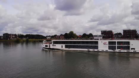 Viking-Ve-Kreuzfahrt-Langschiff,-Das-Entlang-Des-Flusses-Noord-Navigiert