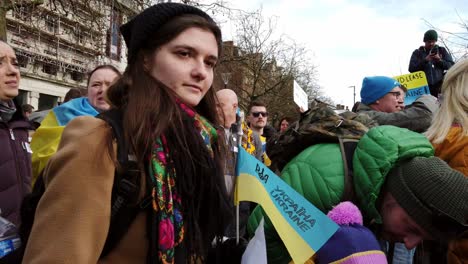 Spaziergang-Durch-Eine-Gruppe-Von-Menschen-Bei-Ukrainischen-Anti-Kriegs-Protestaktivisten-Auf-Der-Manchester-City-Street