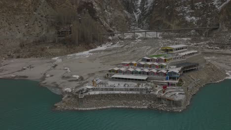 Vista-Aérea-Del-Hotel-Luxus-Hunza-Junto-Al-Lago-Attabad-En-Pakistán