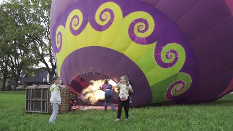 Brenner-Mit-Feuer,-Der-Beim-Start-Eines-Heißluftballons-Im-Park-Während-Des-Jährlichen-Festivals-In-Valmiera,-Lettland,-Verwendet-Wurde
