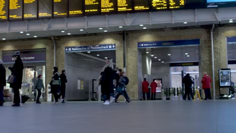 Viajeros-Caminando-Por-El-Vestíbulo-De-La-Estación-De-Tren-De-Kings-Cross-En-La-Mañana-Del-1-De-Marzo-De-2022