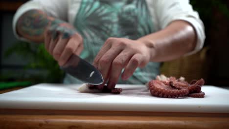 Chef-De-Cocina-Latina-Cortando-Tentáculos-De-Pulpo-En-Cámara-Lenta