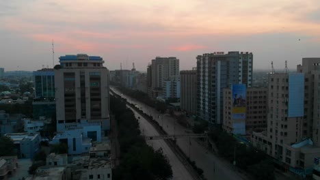 Orange-rosa-Sonnenuntergangshimmel-über-Der-Stadt-Karachi-Und-Der-Shahrah-E-Faisal-Road