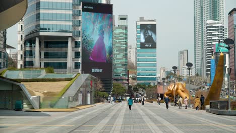 Mirando-Hacia-La-Calle-Yeongdong-daero-Hacia-El-Centro-Comercial-Y-De-Negocios-Coex-En-El-Distrito-De-Gangnam-De-Seúl,-Corea-Del-Sur