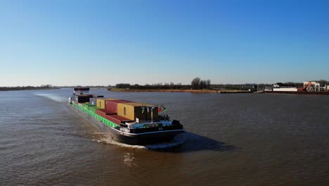 Vista-Aérea-De-La-Proa-Delantera-Del-Carguero-Interior-Sendo-Liner-A-Lo-Largo-De-Der-Lek-En-Groot-Ammers