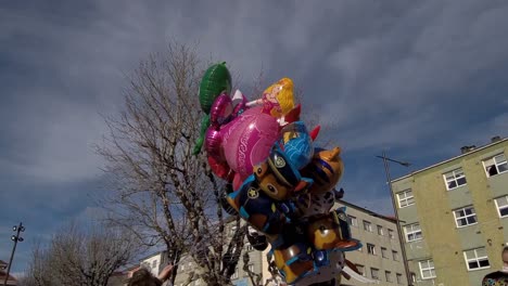 Gruppe-Bunter-Cartoon-Heliumballons,-Die-Vom-Verkäufer-In-Ordes,-Spanien,-Gehalten-Werden