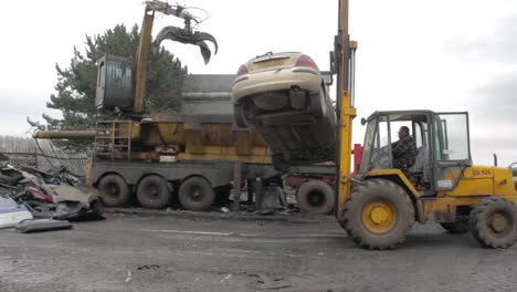 Carretilla-Elevadora-Truch-Deja-Caer-El-Coche-En-Un-Montón-De-Chatarra-Listo-Para-Ser-Aplastado