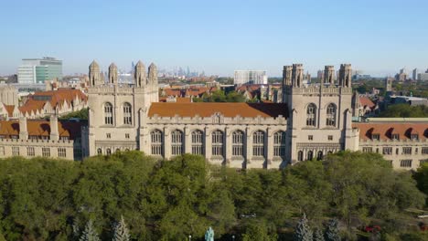 Edificios-Académicos-De-La-Universidad-De-Chicago,-Entrada-Lenta