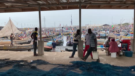 Afrikanische-Fischer-Am-Kai-Eines-Meeresfrüchtemarktes