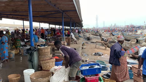 Afrikanische-Menschen,-Die-Auf-Einem-Fischmarkt-In-Ghana-Arbeiten