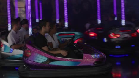 Menschenmenge,-Die-Spaß-Daran-Hat,-Autoscooter-Mit-Neonlicht-Beim-Balvarian-Festival-In-Stuttgart,-Deutschland,-Europa-Bei-Sonnenuntergang-Zu-Fahren,-Blickwinkel-Schwenkend