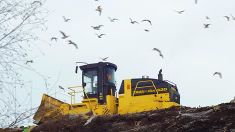 Pila-De-Diferentes-Tipos-De-Basureros-Grandes,-Bolsas-De-Plástico-Y-Vertederos-Llenos-De-Basura,-Contaminación-Ambiental,-Productos-De-Desecho-De-Camiones-Amarillos-Que-Contaminan-En-Un-Vertedero,-Tiro-Medio-Distante