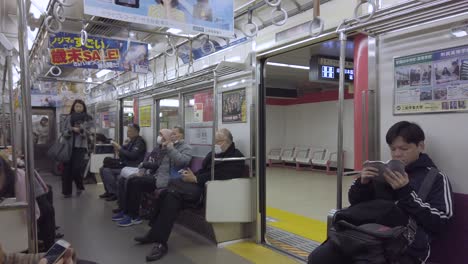 4K-HD-Video-Neben-Dem-U-Bahn-Pendler-Mit-Vielen-Passagieren